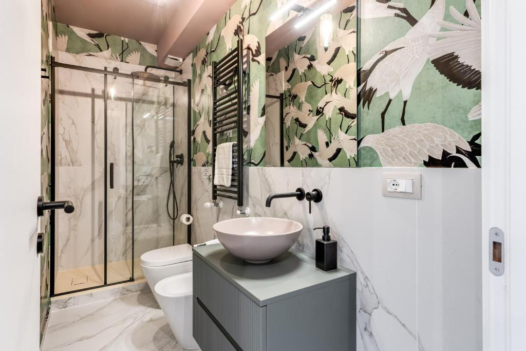 Designer bathroom with crane wallpaper