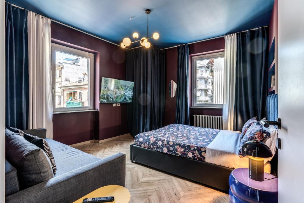 Bedroom with blue ceiling and queen bed